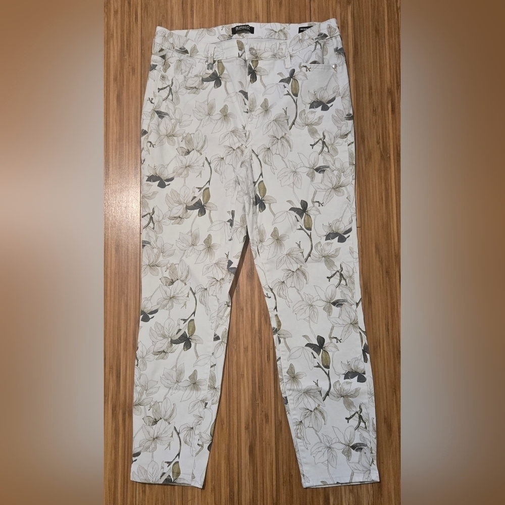 Buffalo High Rise Ankle Floral Print Pants